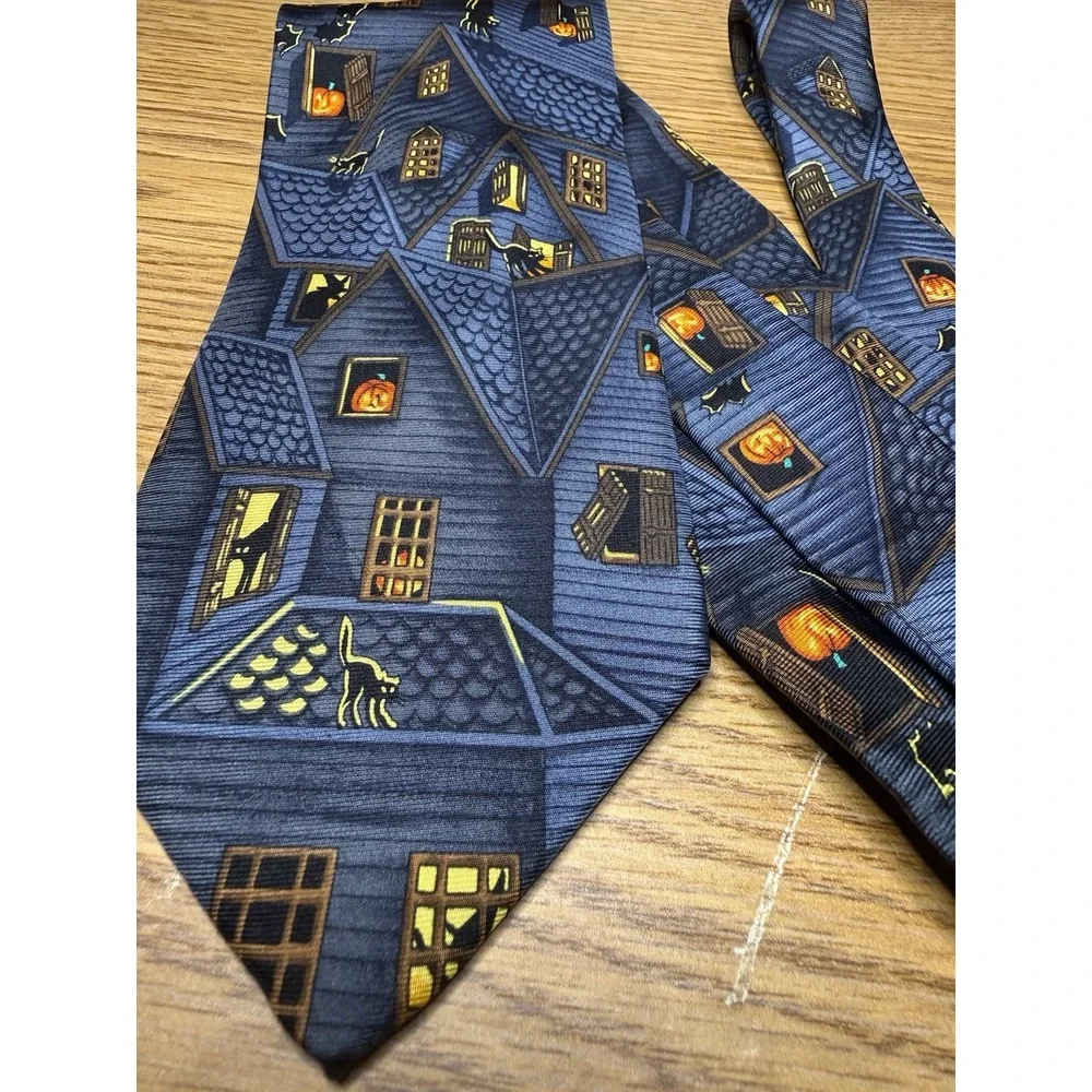 Alynn - Men's Haunted House Halloween Bats Witch 100% Silk Neck Tie 3.75x58